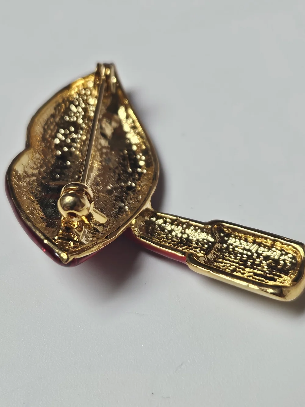 Red Lipstick & Rhinestone Lip Brooch – Bold Red Enamel Accent